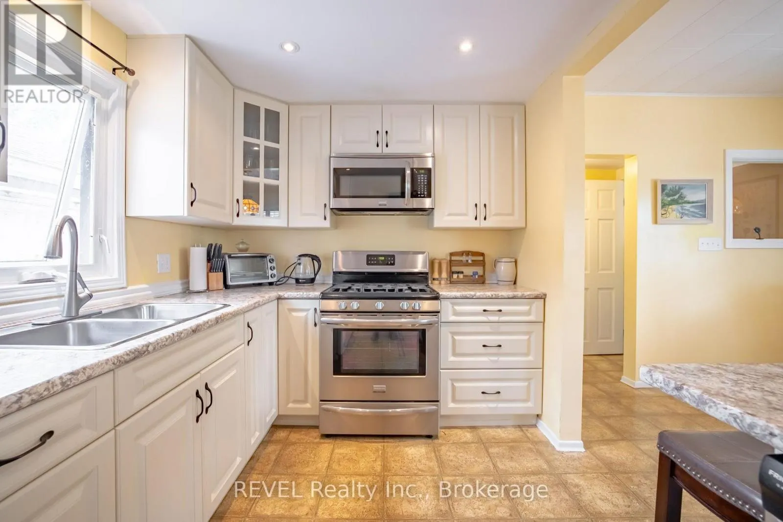 692 LAKESHORE ROAD