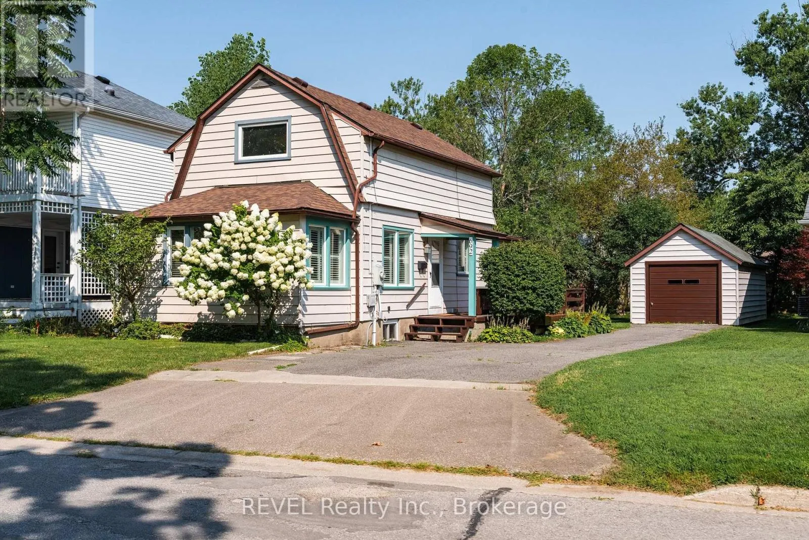 692 LAKESHORE ROAD
