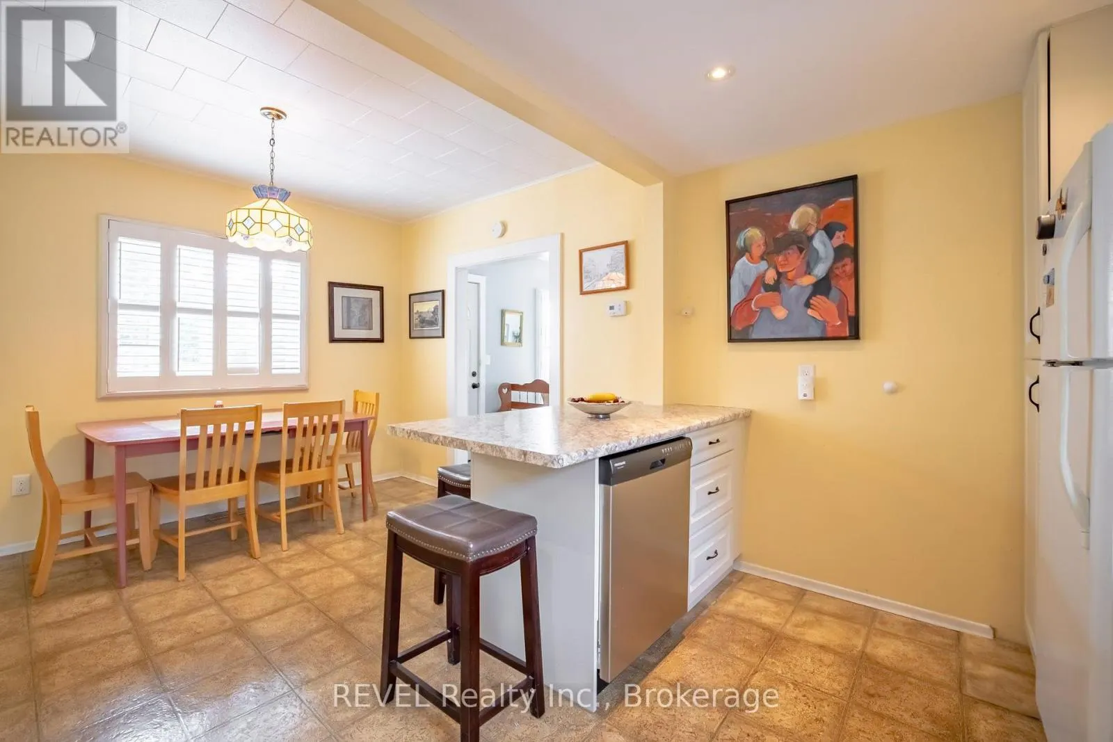 692 LAKESHORE ROAD