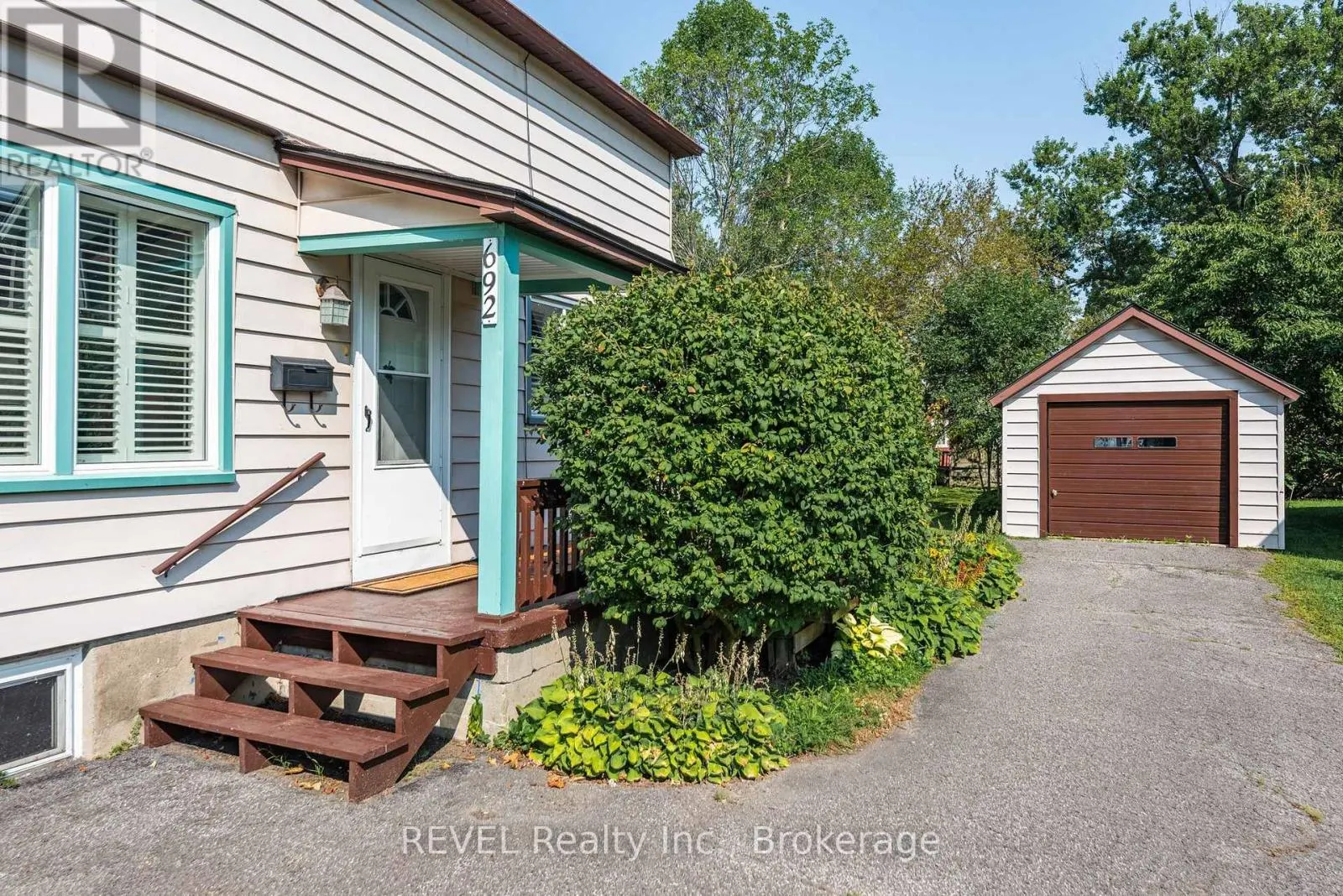 692 LAKESHORE ROAD