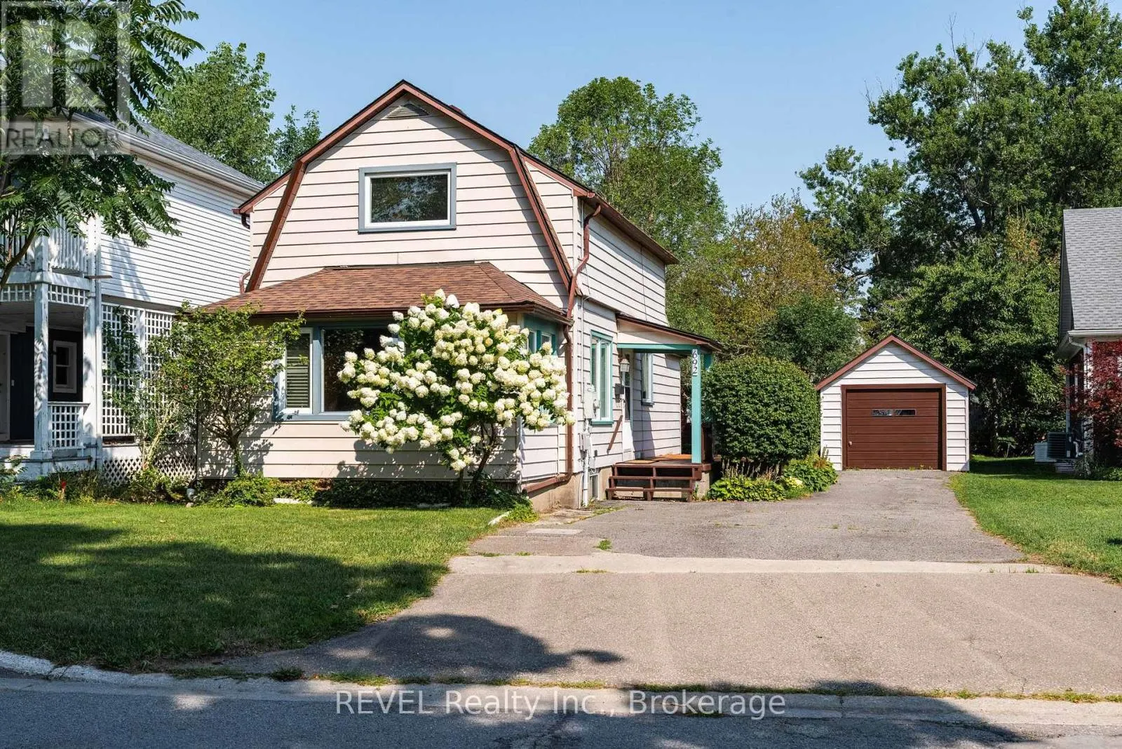 692 LAKESHORE ROAD