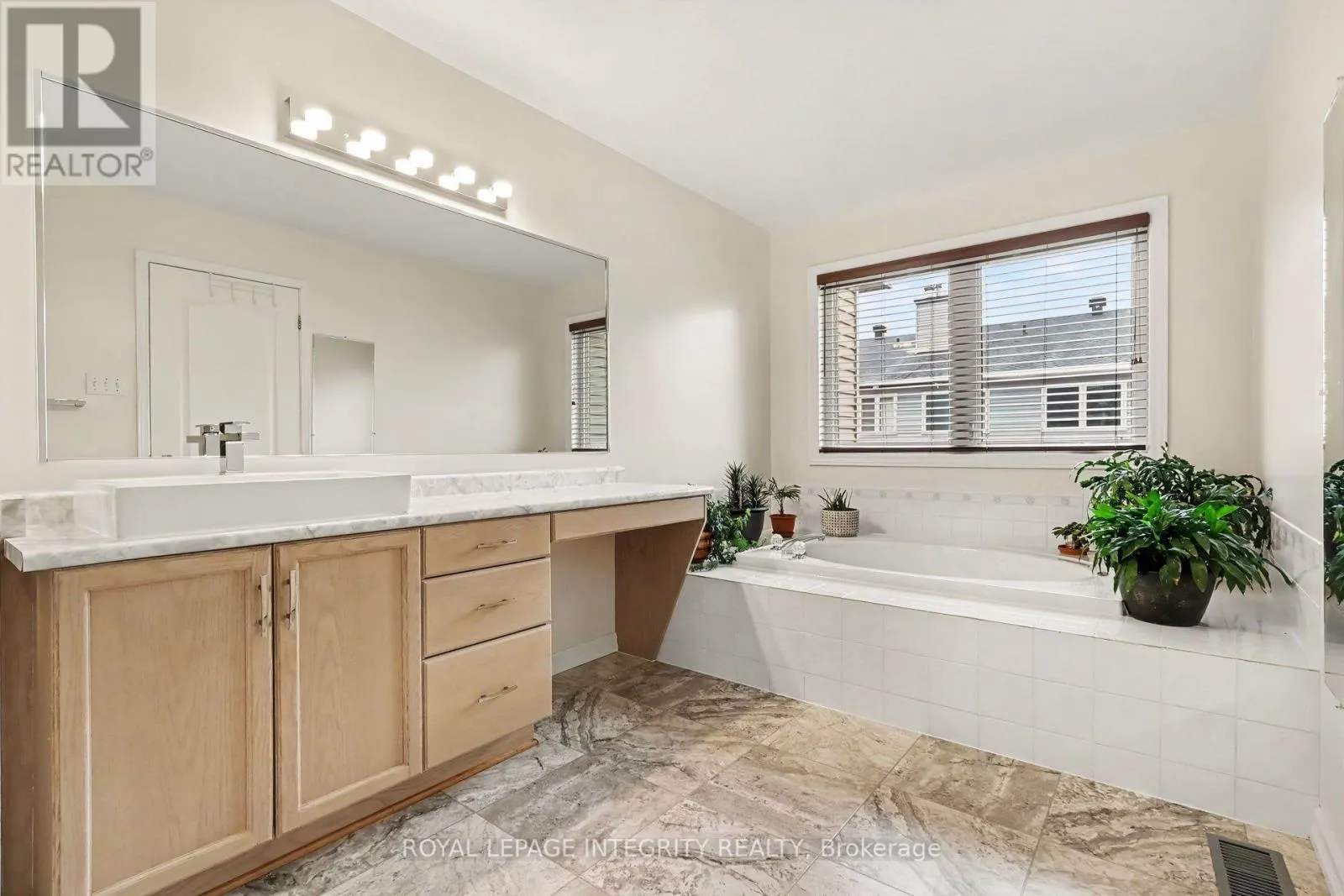 16 STREAMWOOD LANE