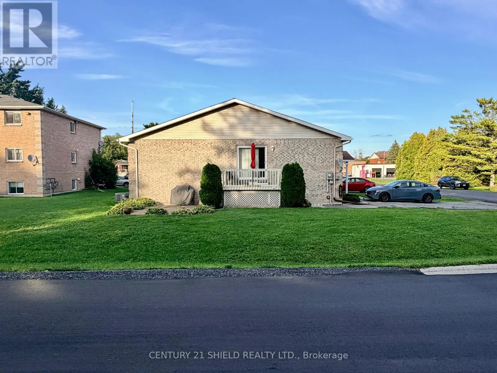 19 SIMCOE STREET