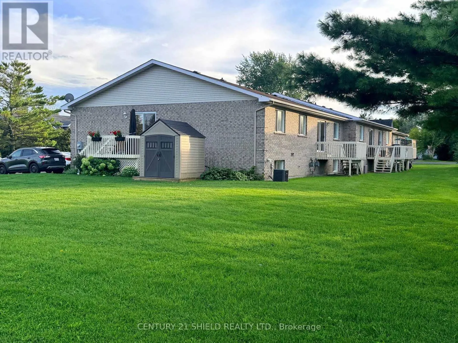 19 SIMCOE STREET
