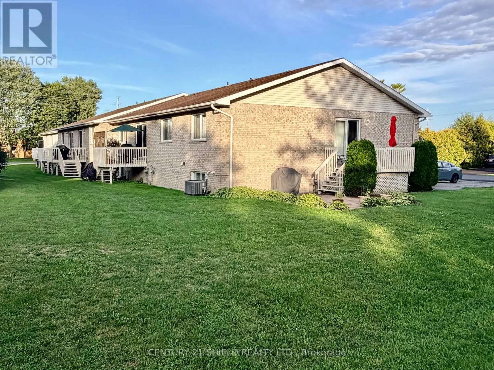19 SIMCOE STREET