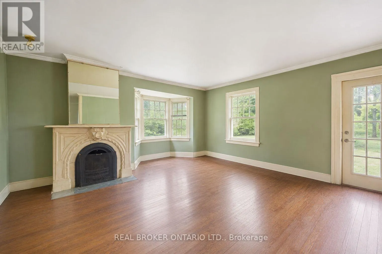 36 ELGIN STREET E