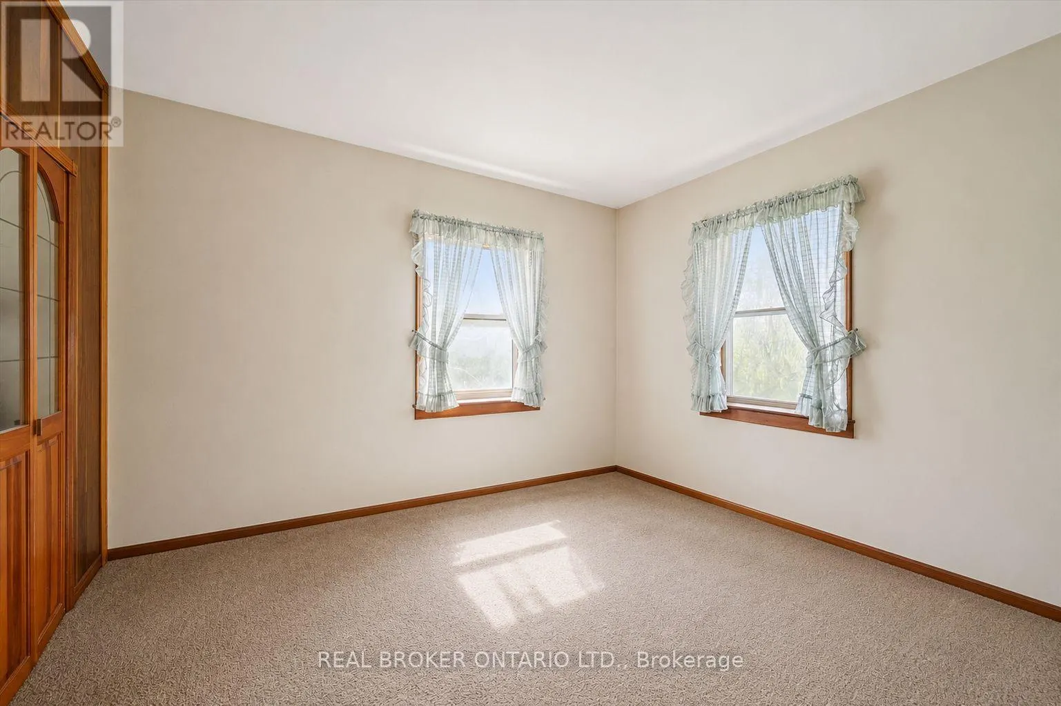 36 ELGIN STREET E