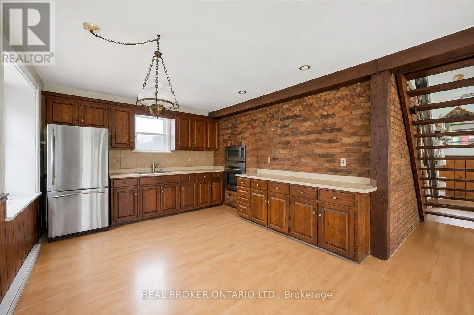 36 ELGIN STREET E