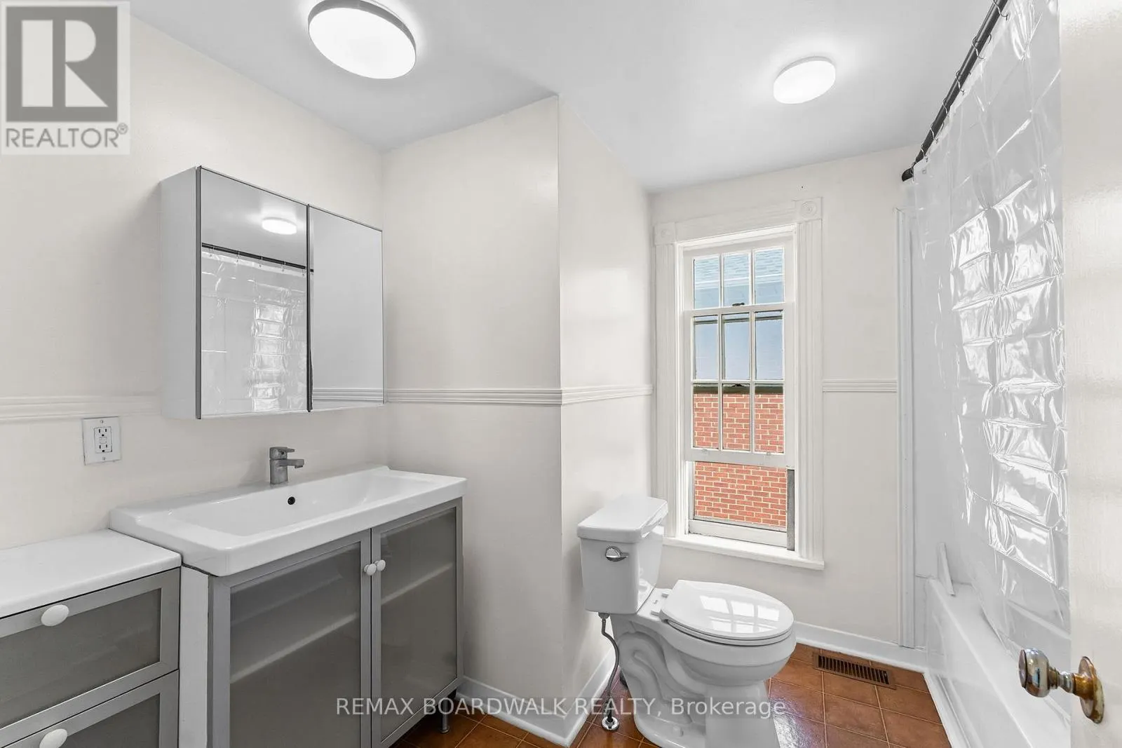 110-112-114 CLOTHIER STREET E