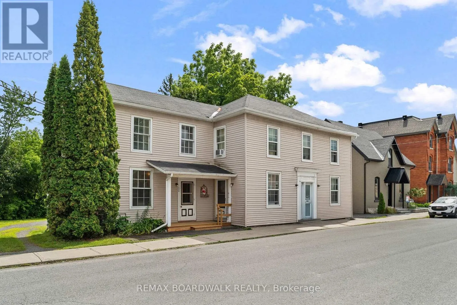 110-112-114 CLOTHIER STREET E