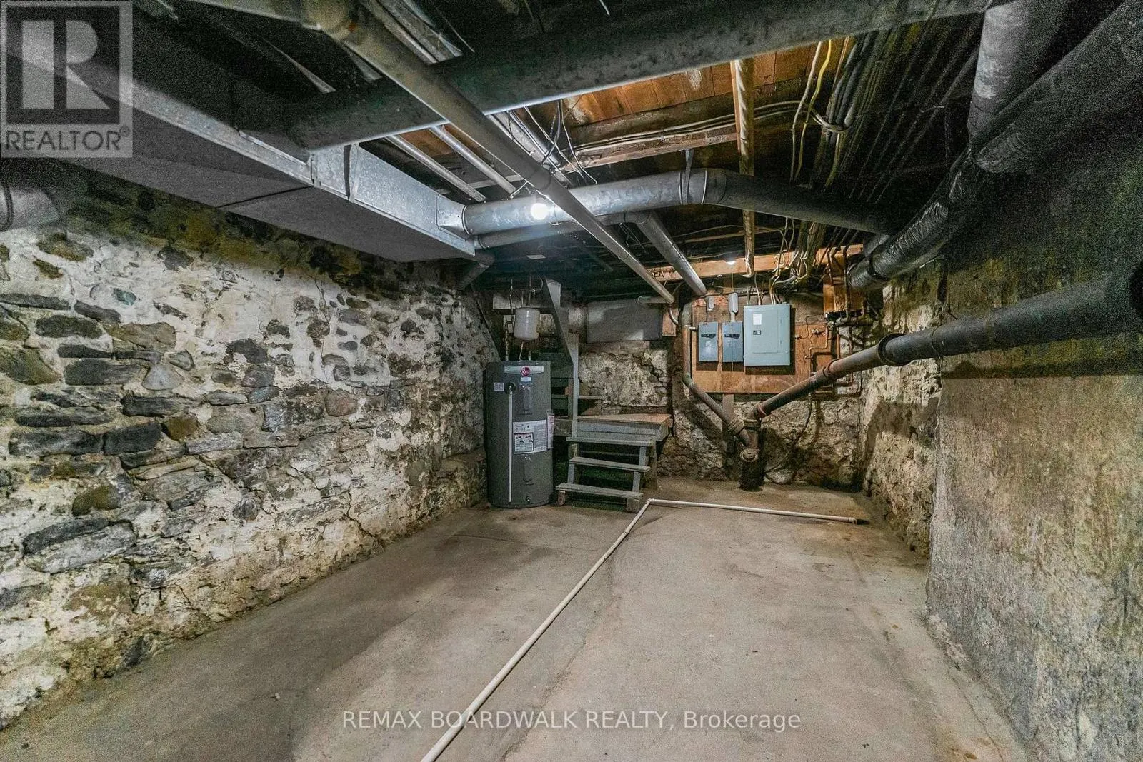 110-112-114 CLOTHIER STREET E