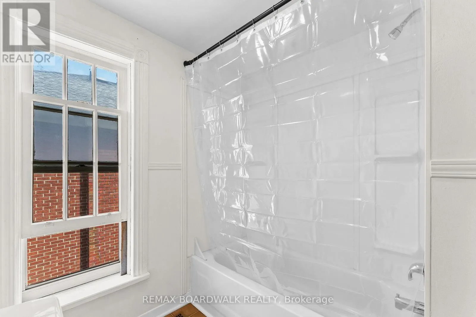 110-112-114 CLOTHIER STREET E