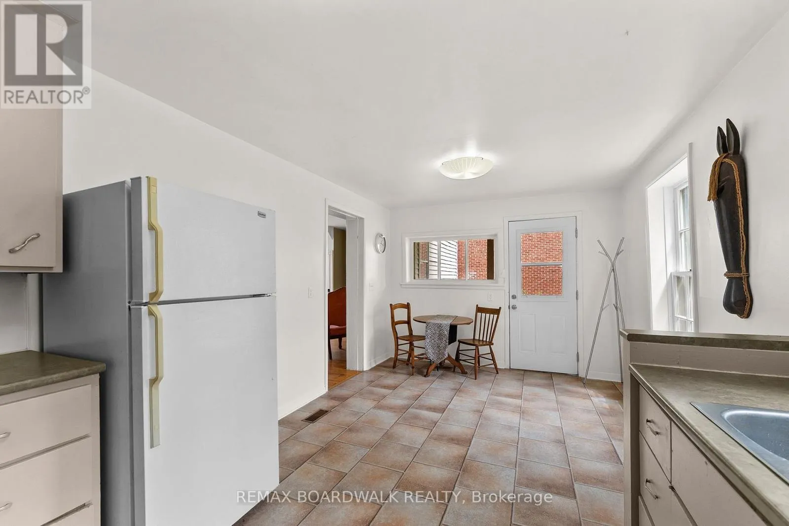 110-112-114 CLOTHIER STREET E