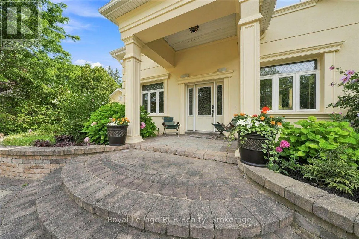 575 QUEEN STREET