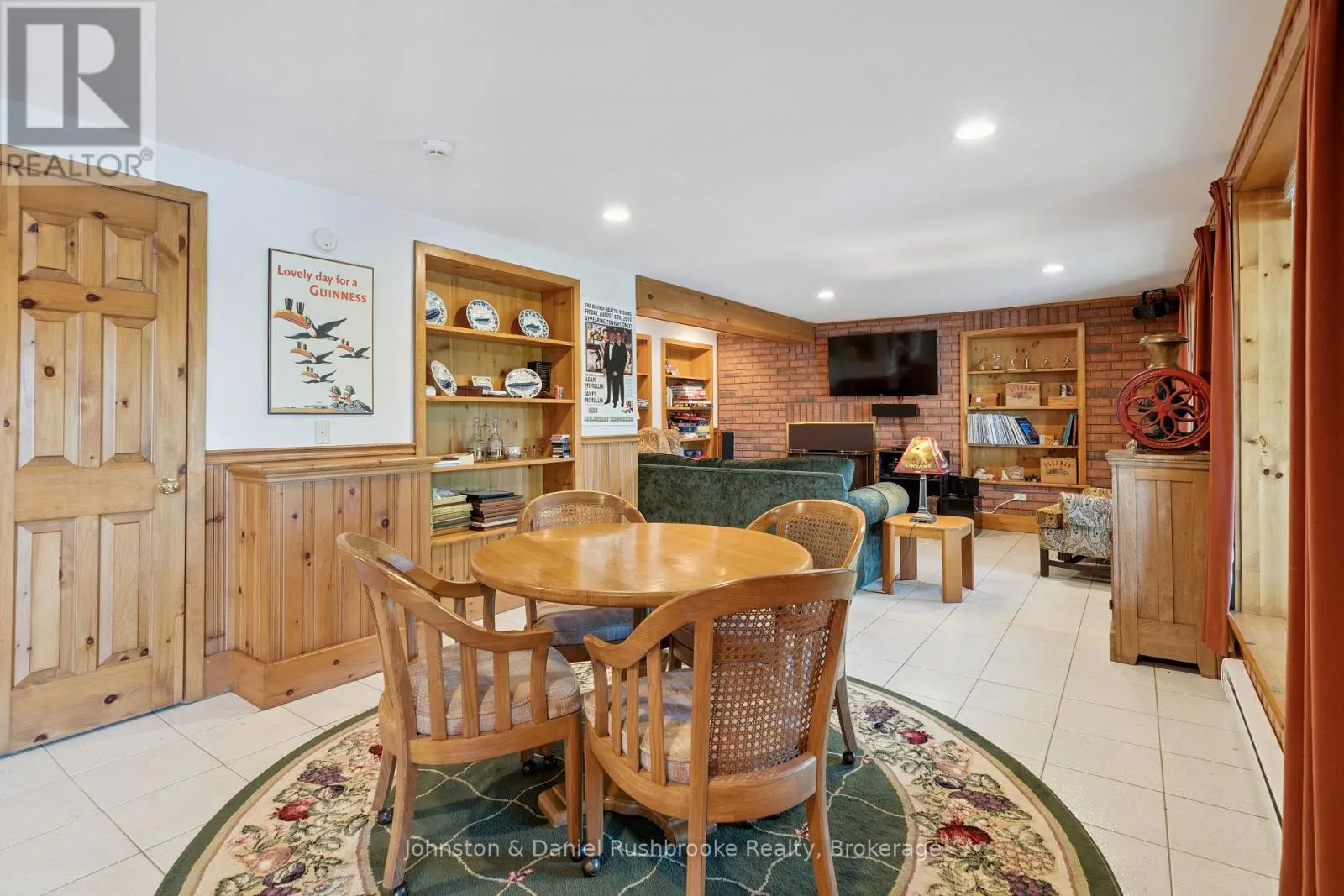 4 - 1041 ANN STREET #4