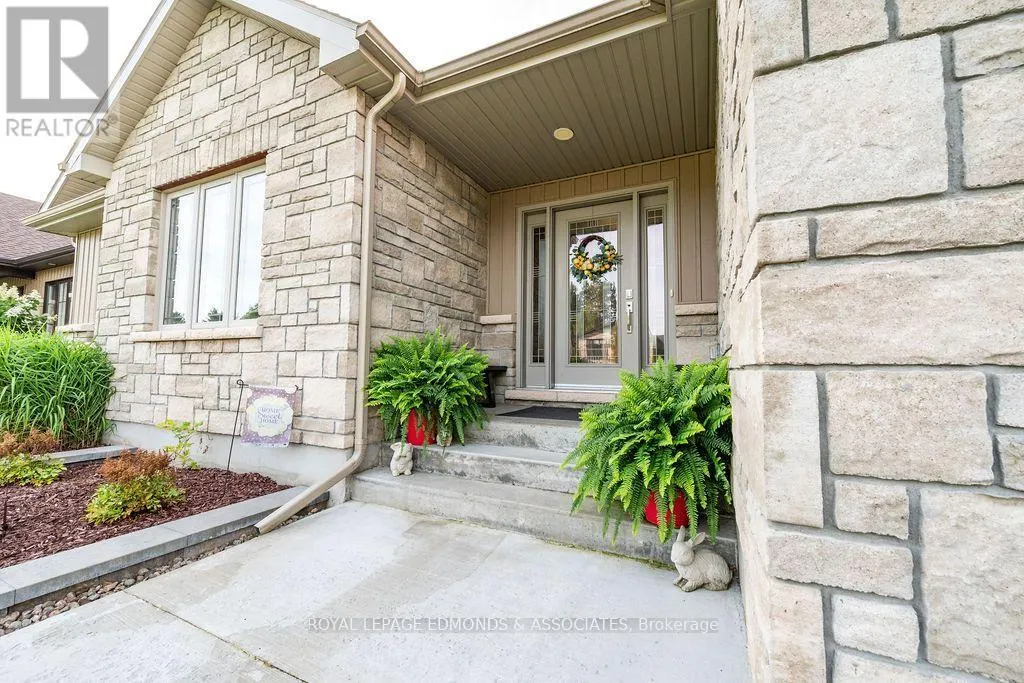 10 NOBLE CRESCENT