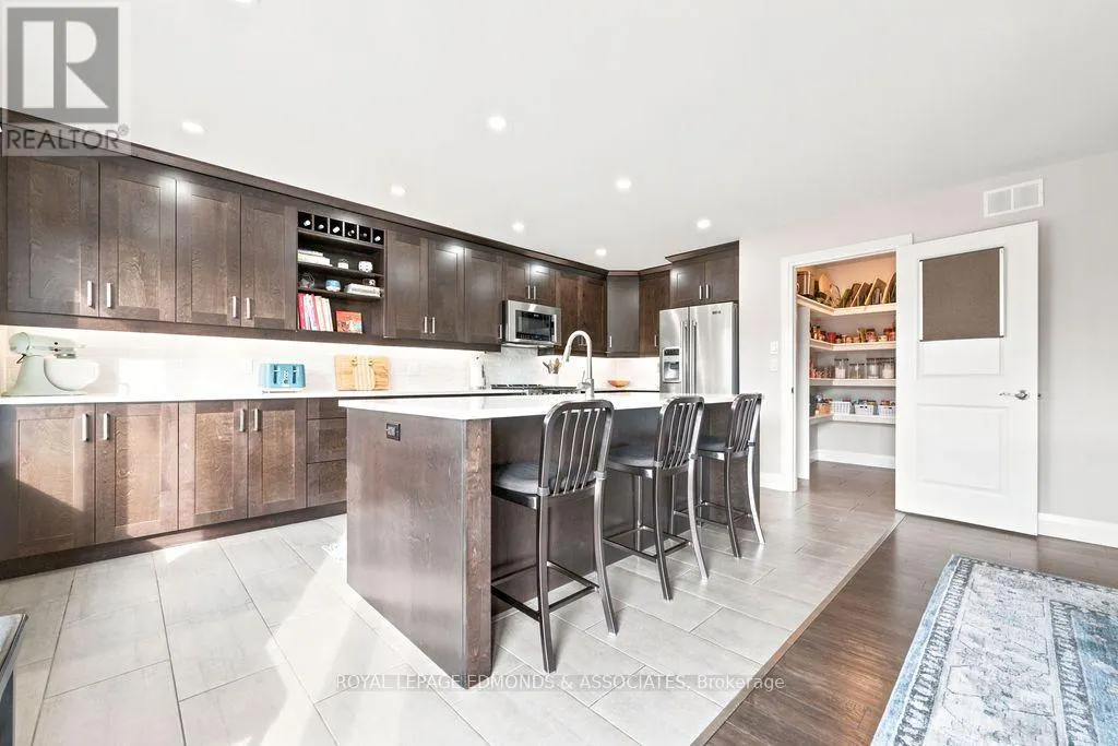 10 NOBLE CRESCENT