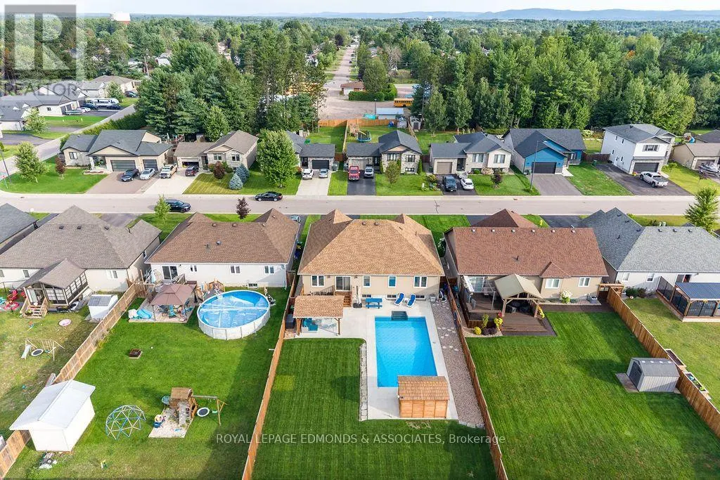 10 NOBLE CRESCENT