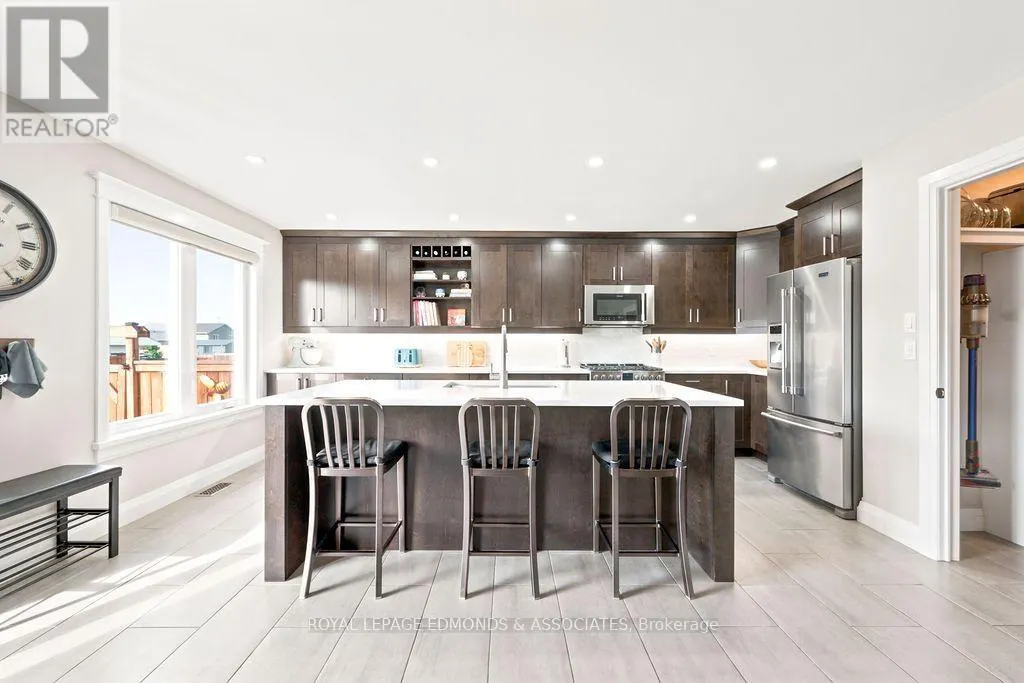 10 NOBLE CRESCENT