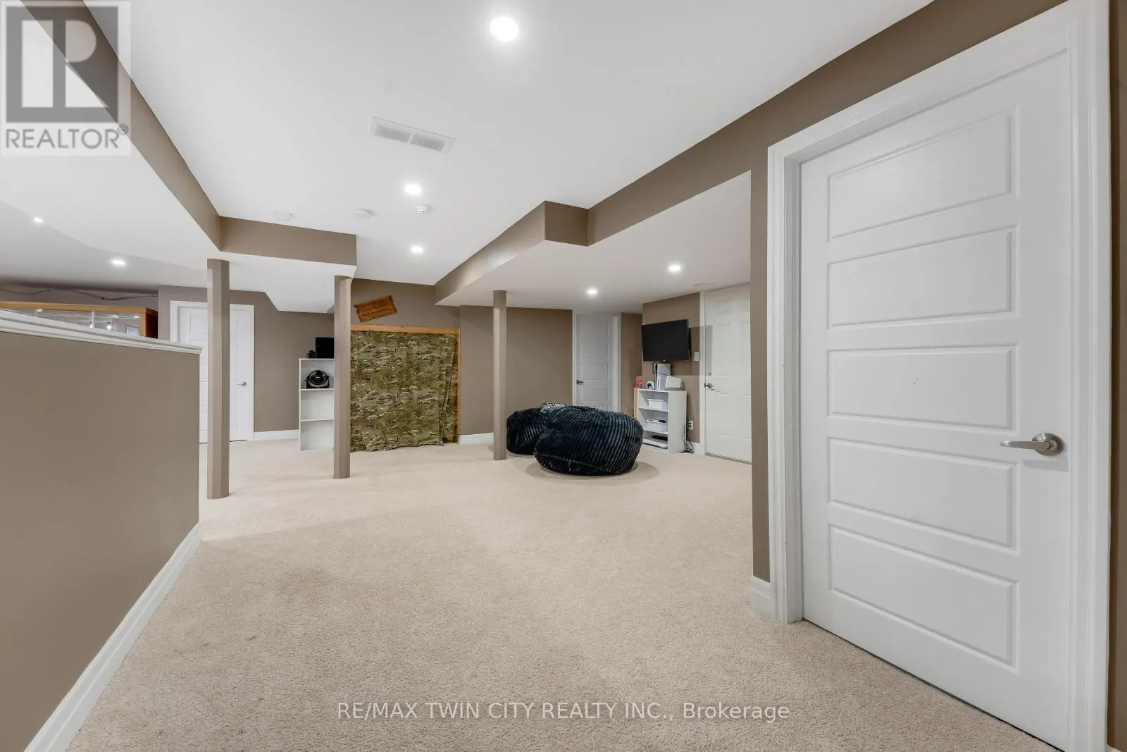 3 - 258 EDGEWATER CRESCENT