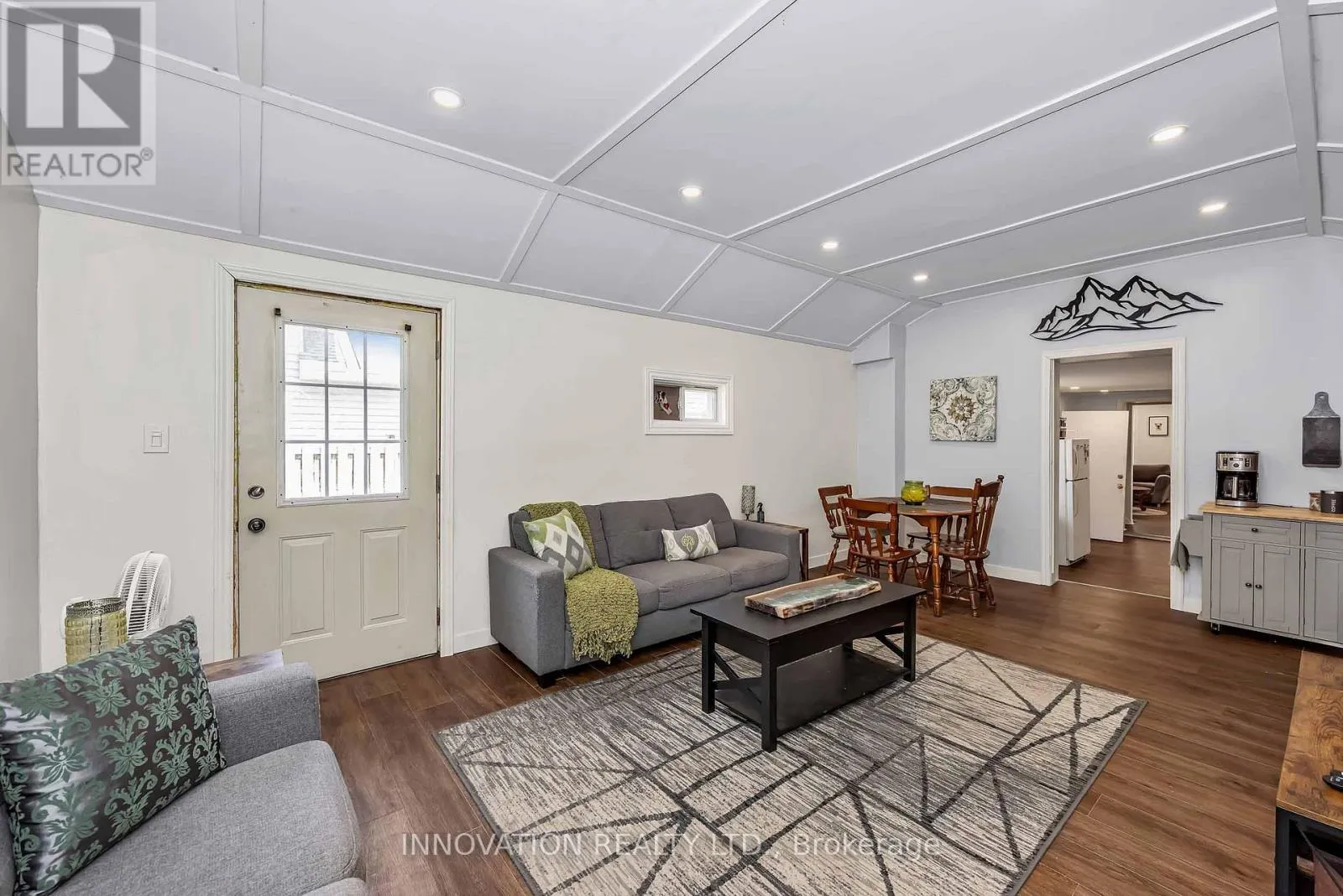 58 RUSSELL STREET N