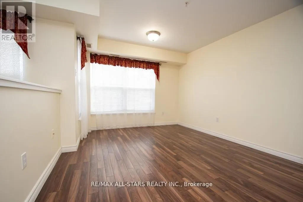 106 - 8 HURON STREET #106