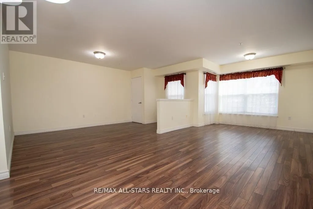 106 - 8 HURON STREET #106
