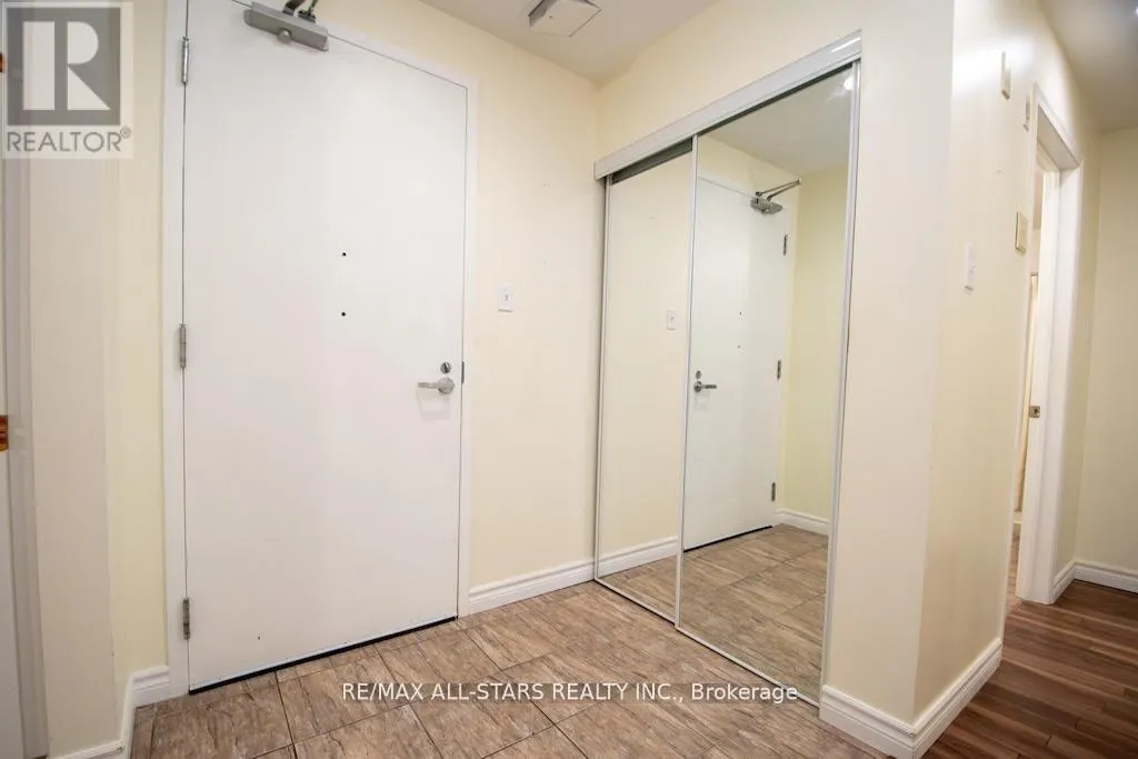 106 - 8 HURON STREET #106