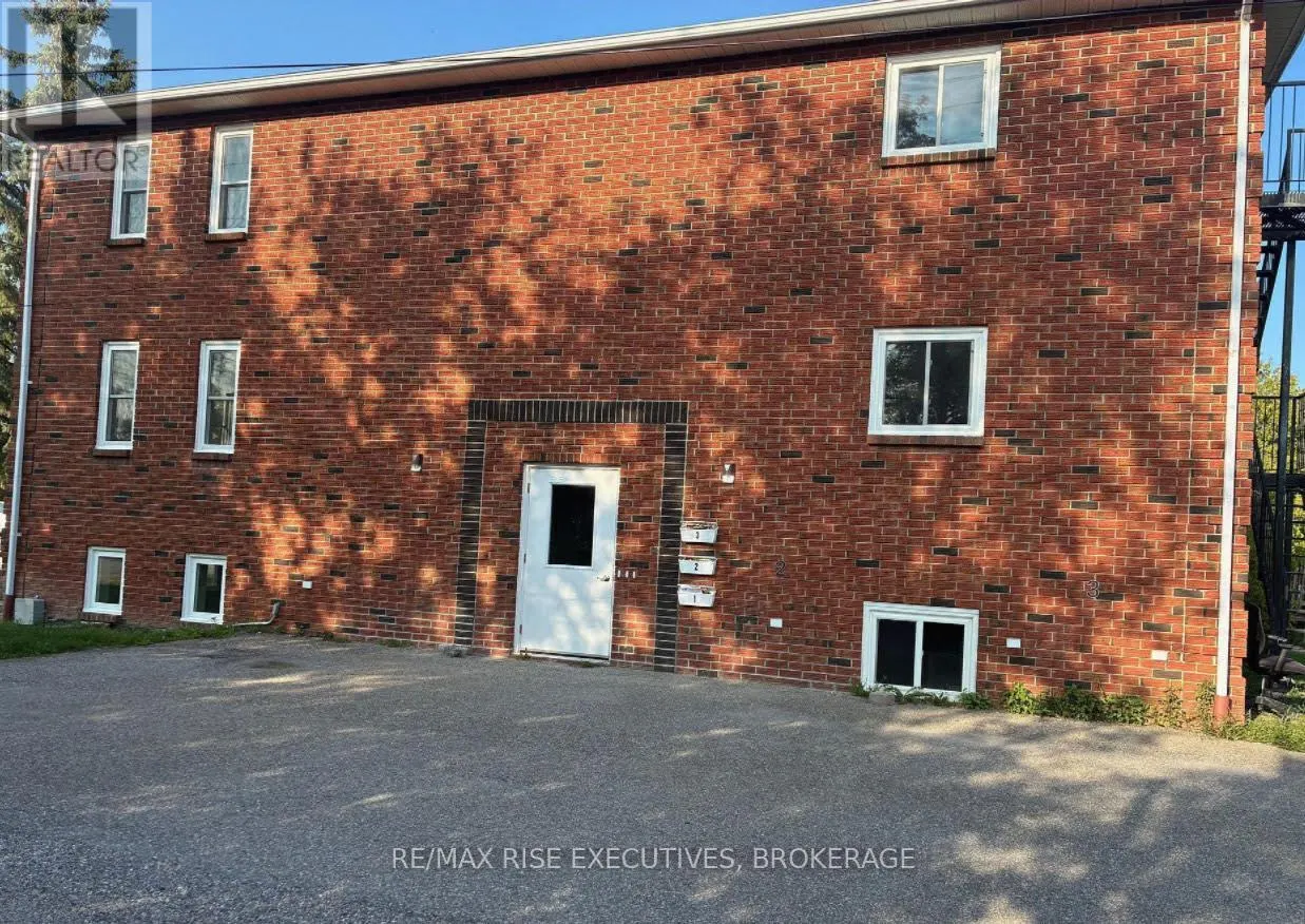 3 - 565 EMMA STREET #3