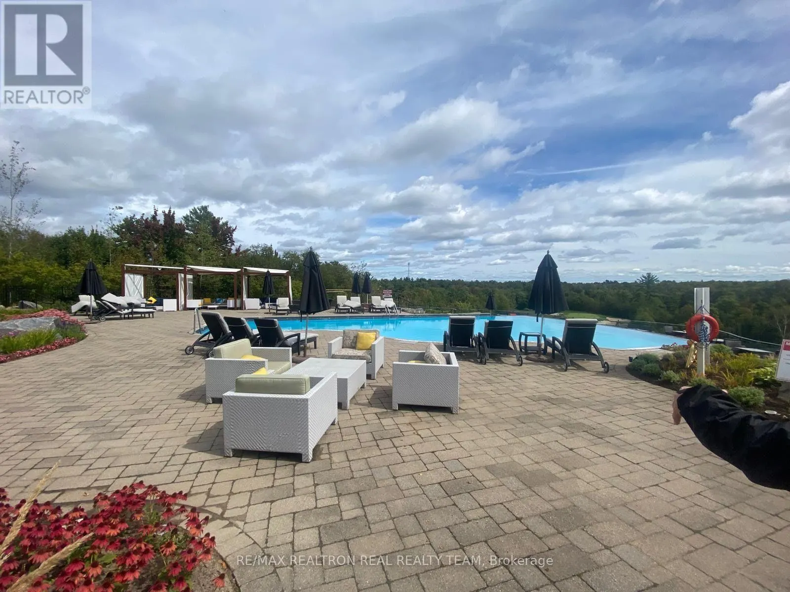 302 - 120 CARRICK TRAIL