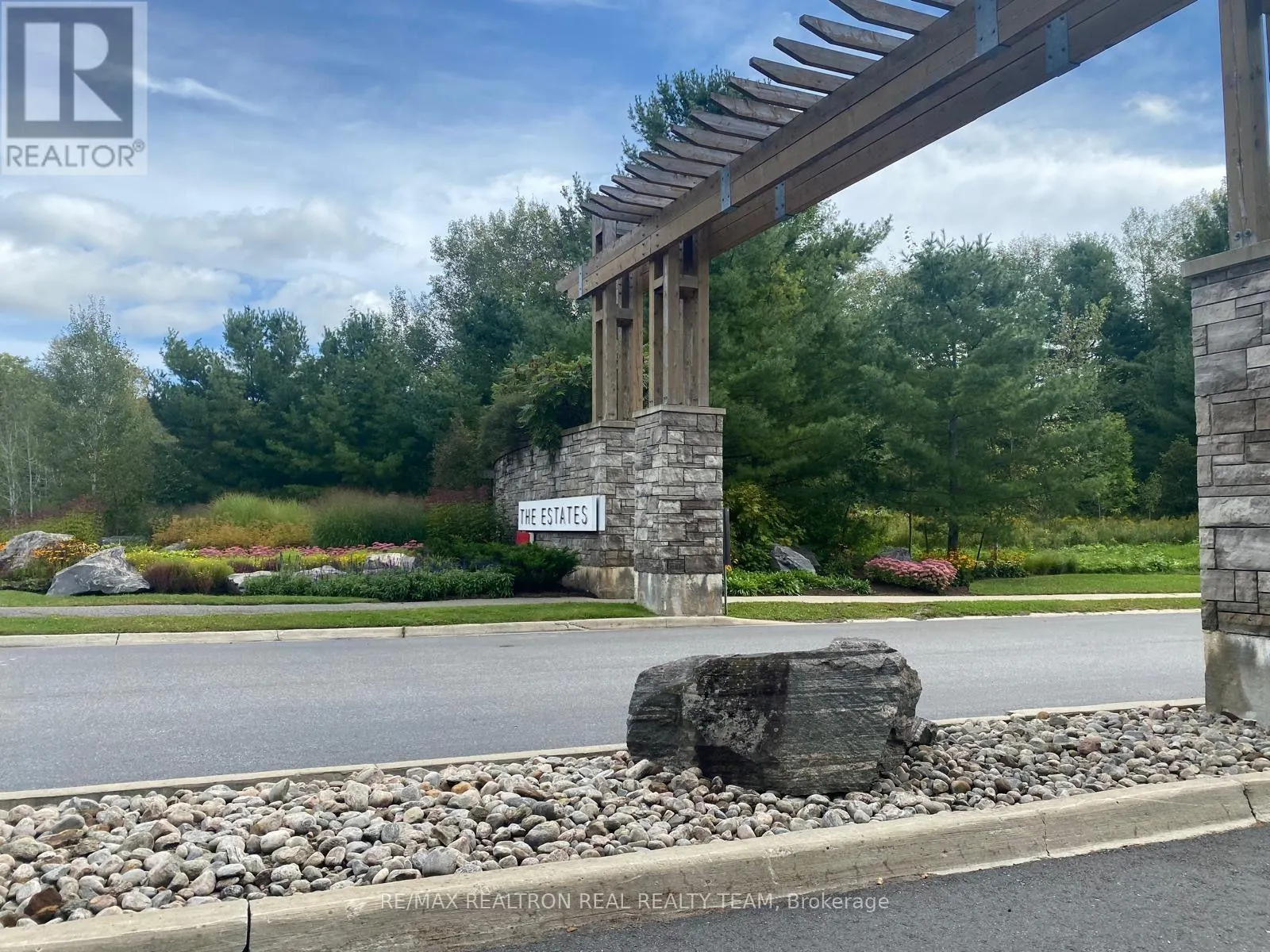 302 - 120 CARRICK TRAIL