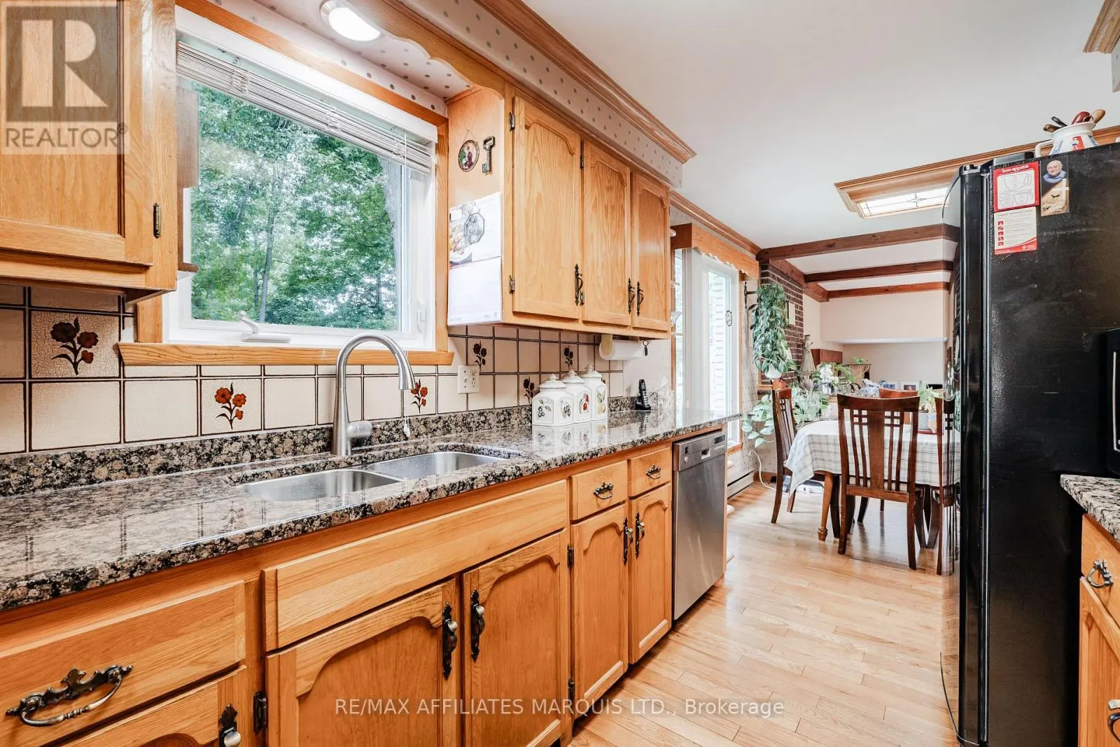 645 DUNDAS CRESCENT