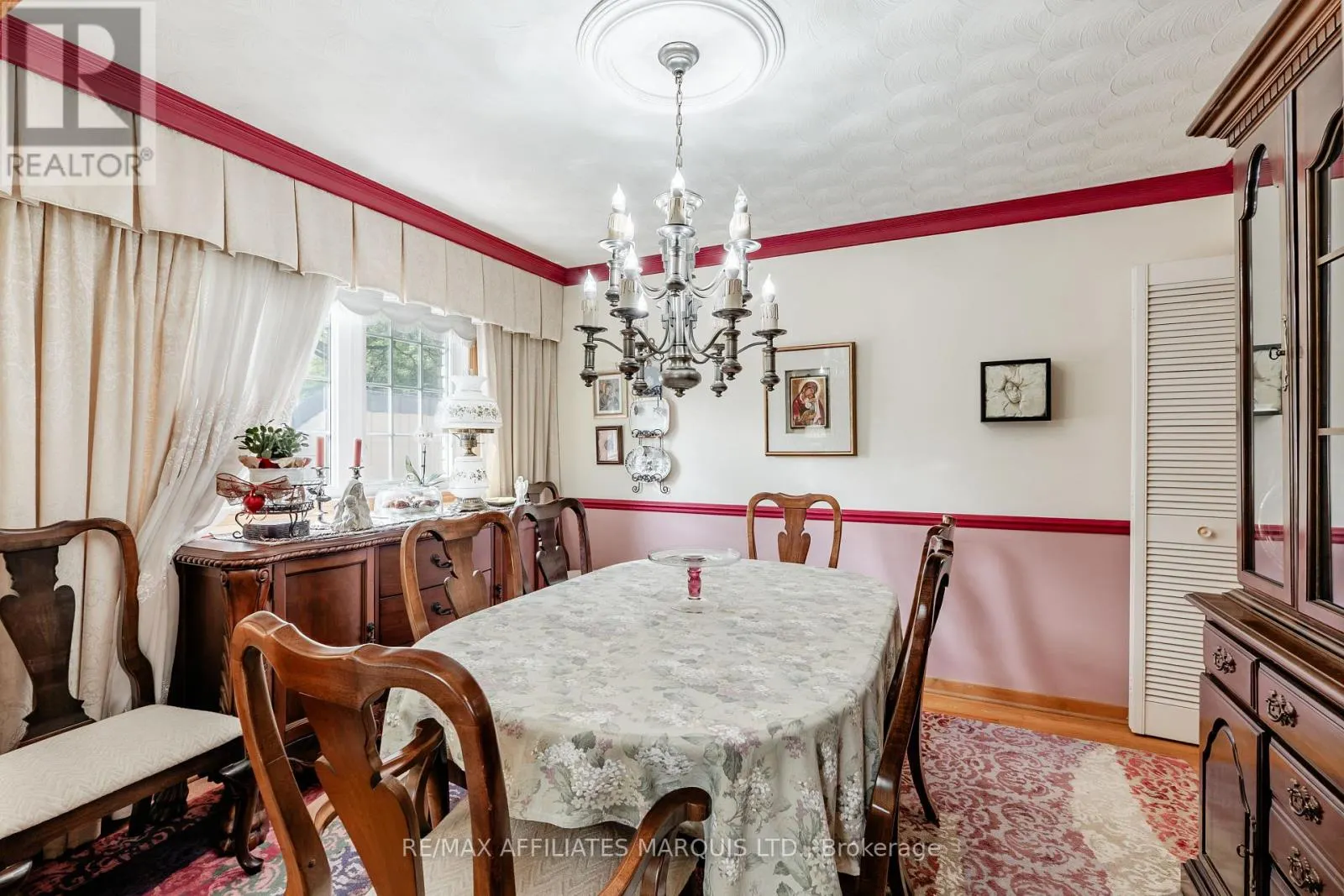 645 DUNDAS CRESCENT
