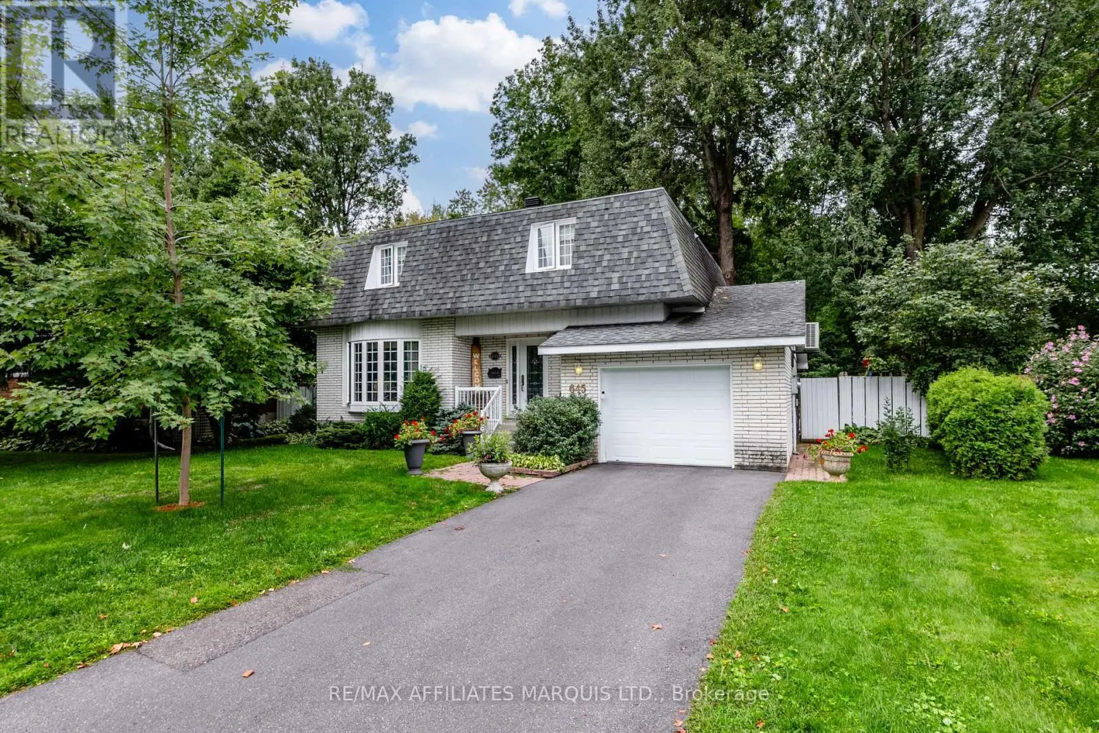 645 DUNDAS CRESCENT