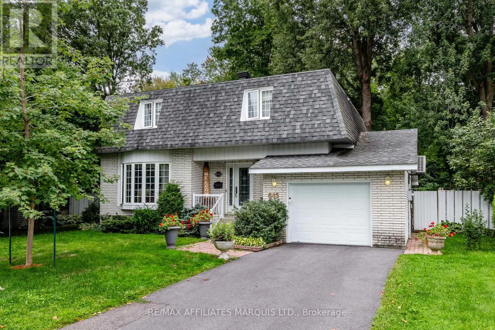 645 DUNDAS CRESCENT