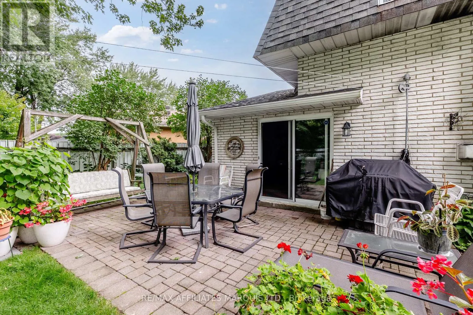 645 DUNDAS CRESCENT