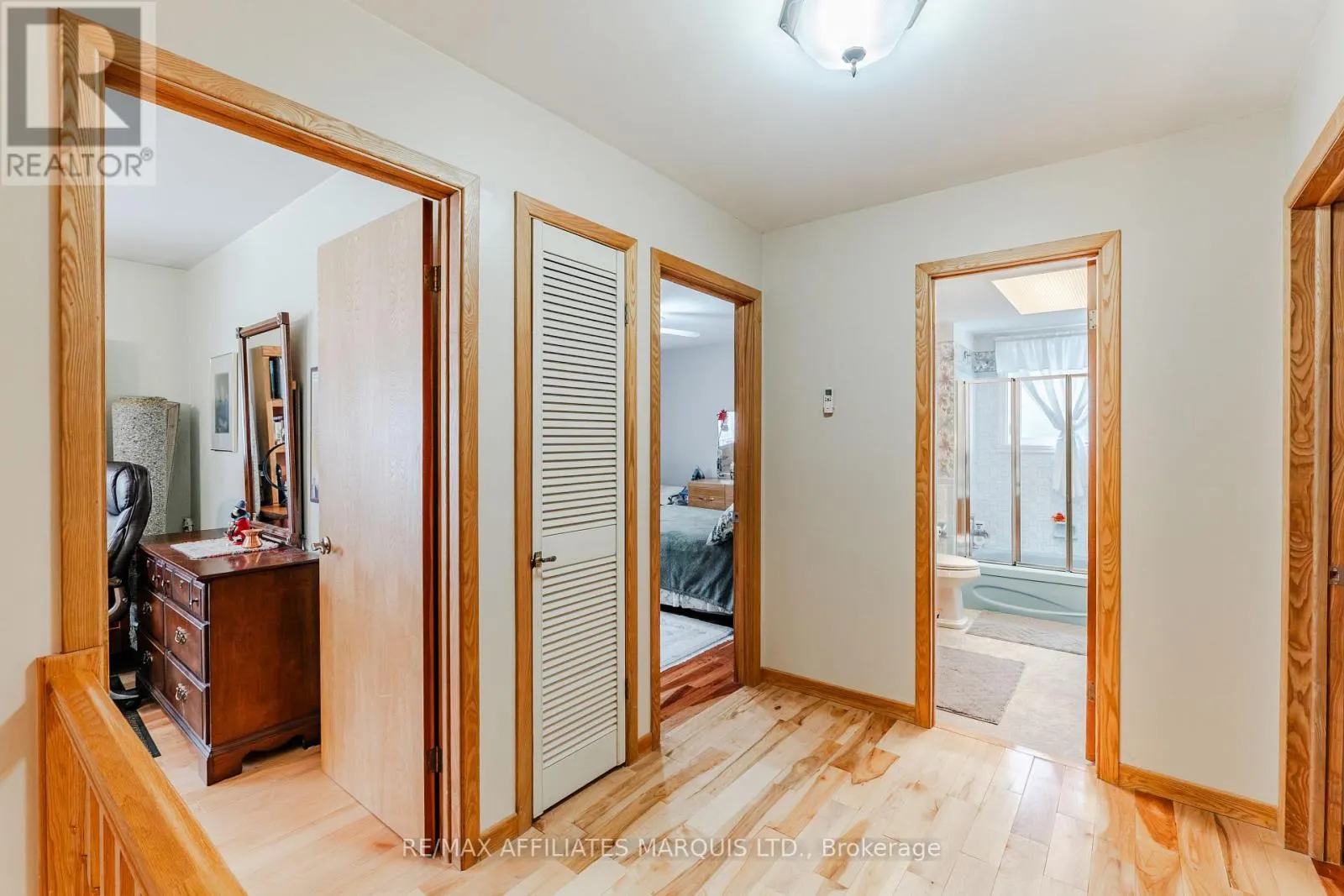 645 DUNDAS CRESCENT