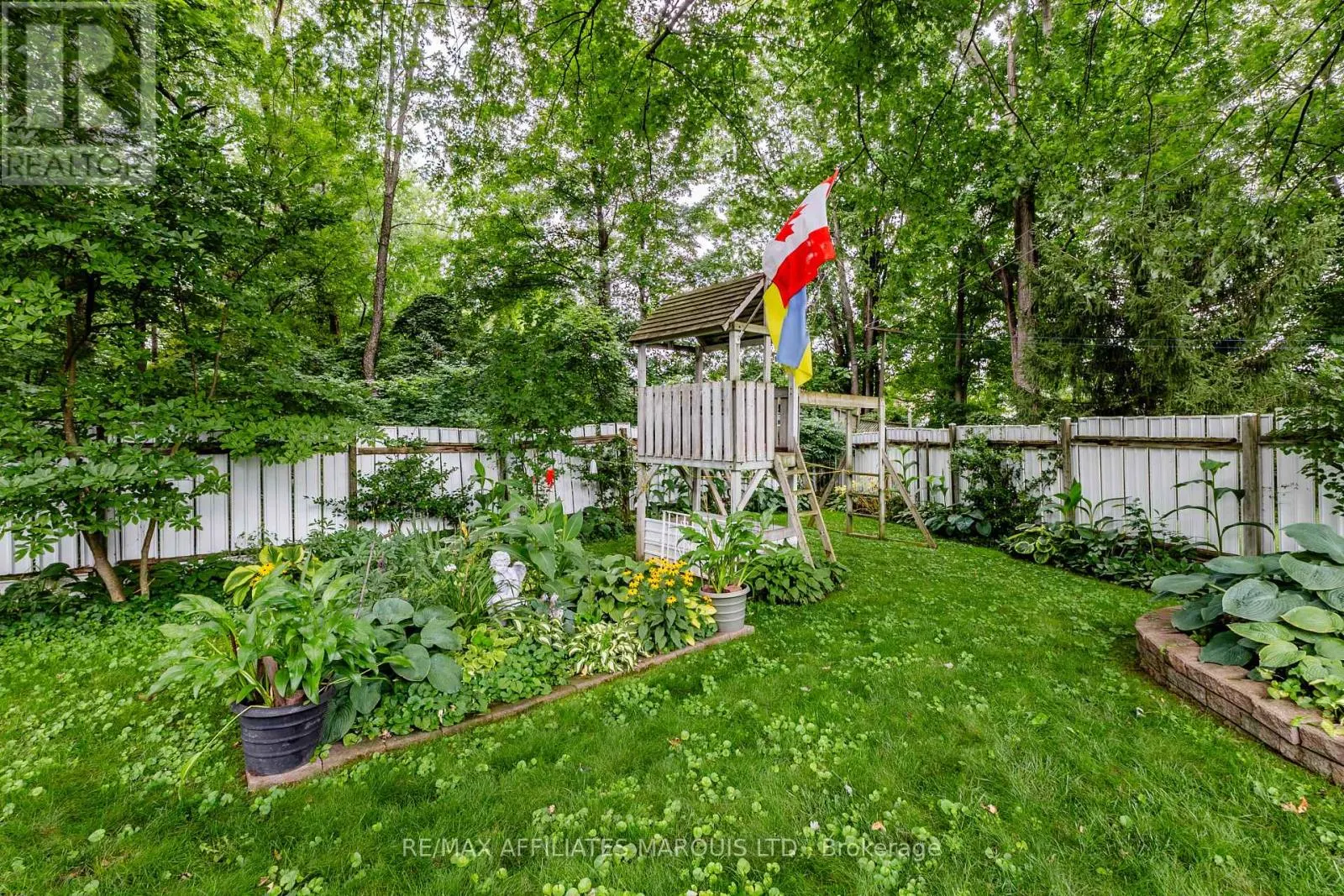 645 DUNDAS CRESCENT