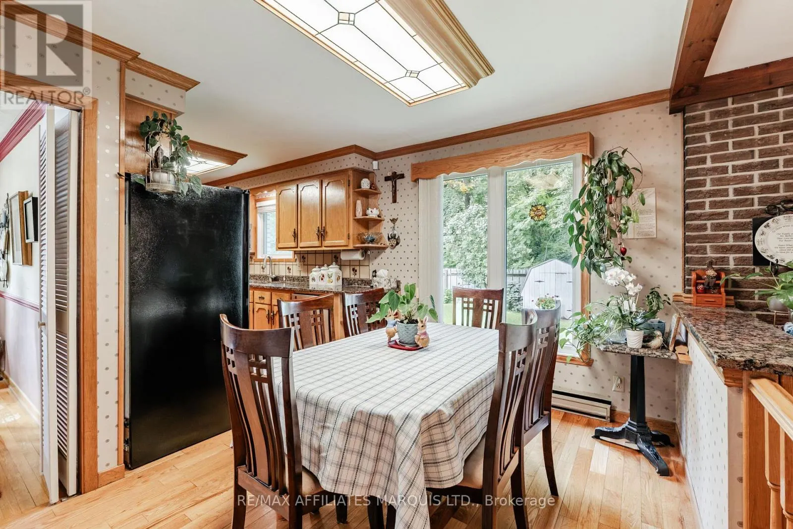 645 DUNDAS CRESCENT