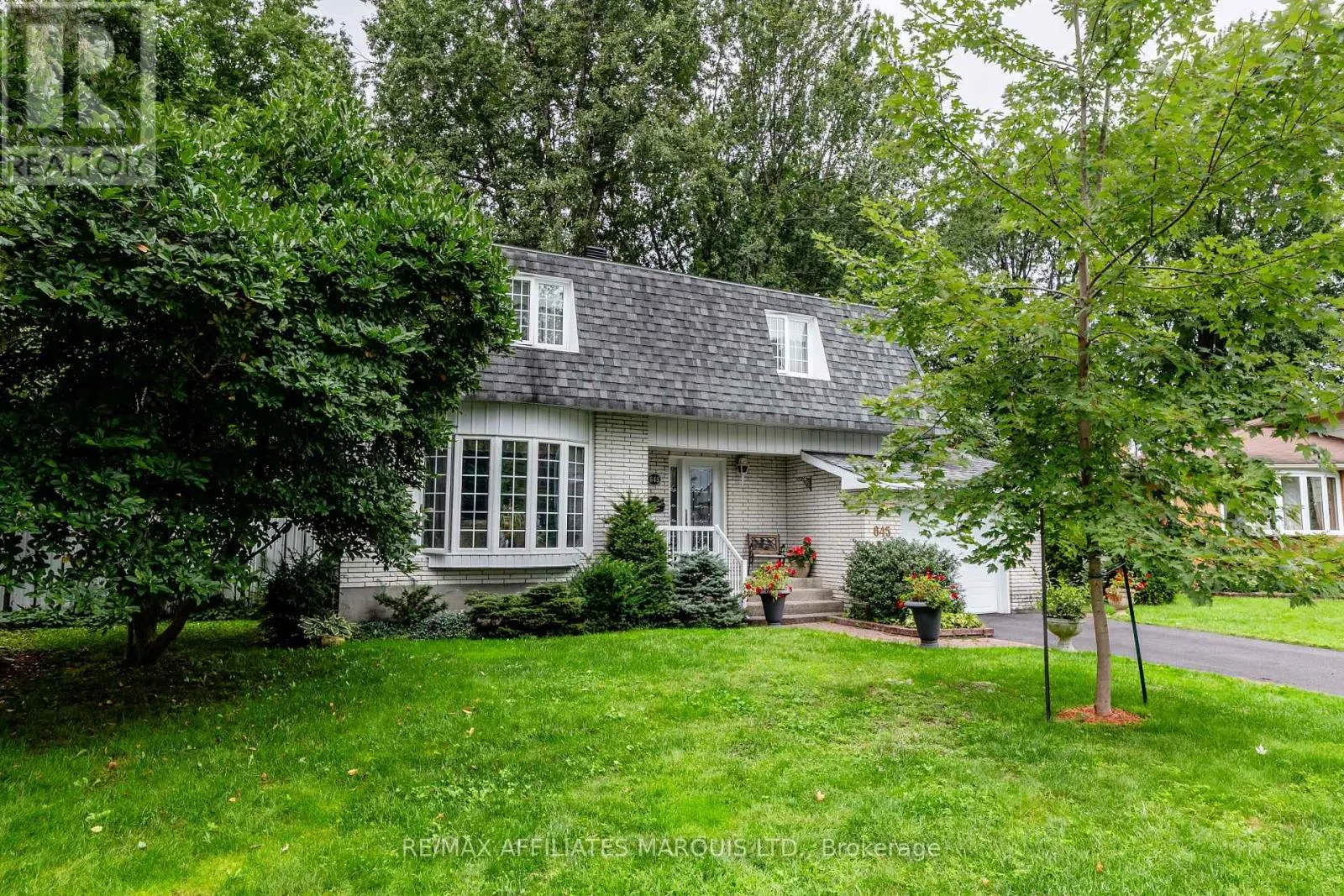 645 DUNDAS CRESCENT