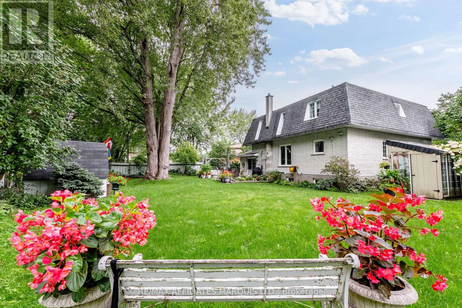 645 DUNDAS CRESCENT