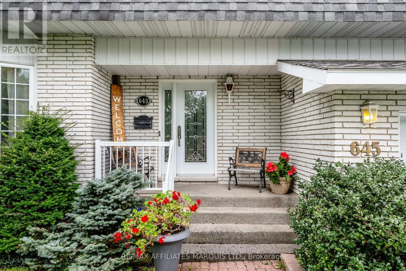 645 DUNDAS CRESCENT