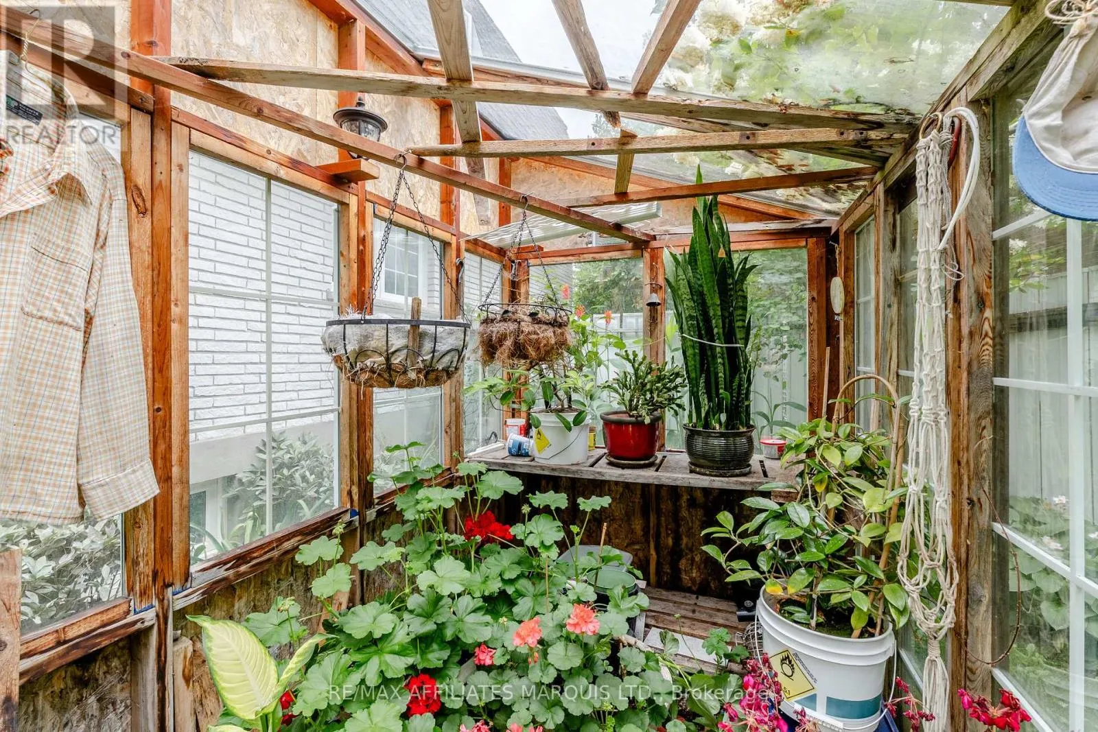 645 DUNDAS CRESCENT