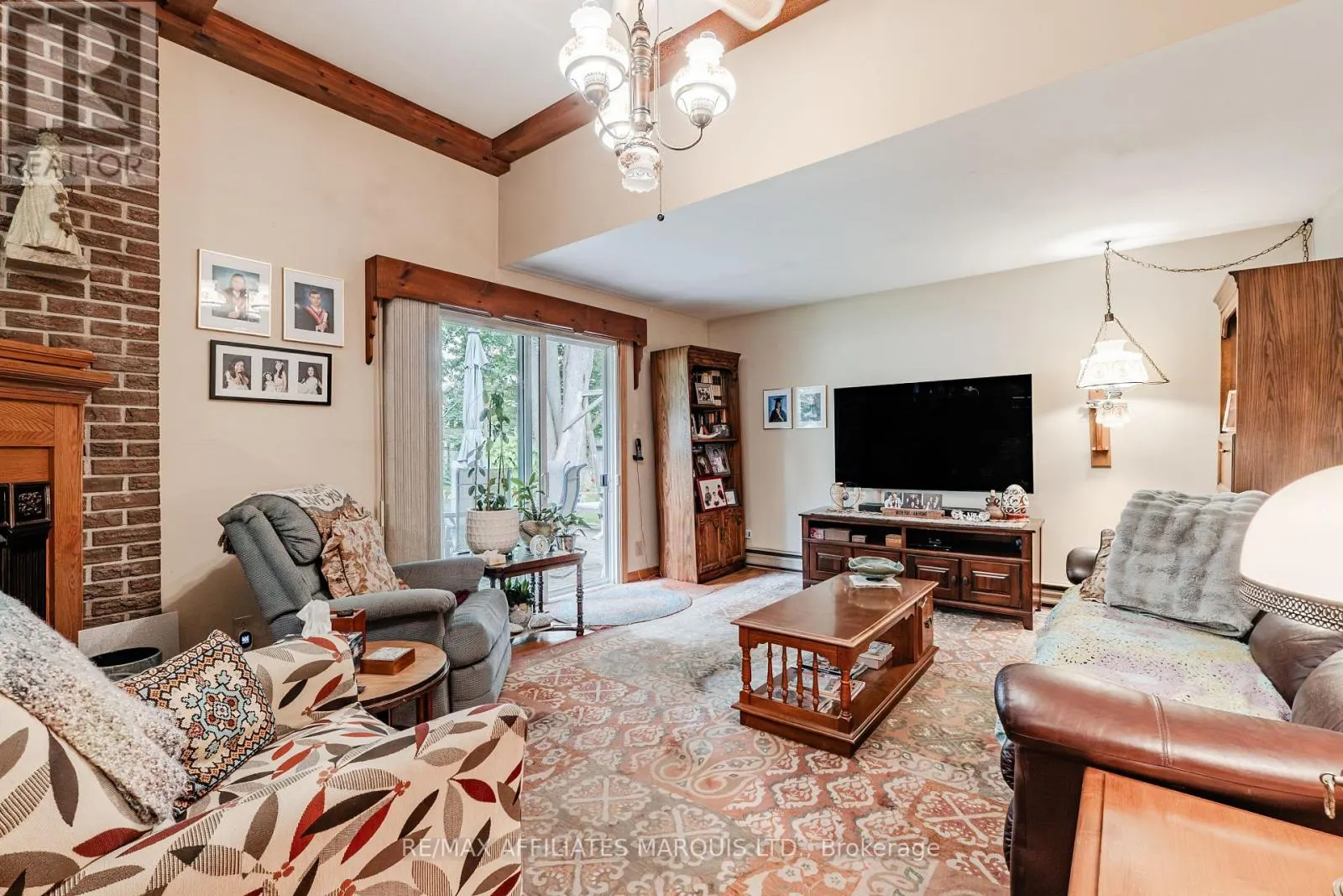 645 DUNDAS CRESCENT