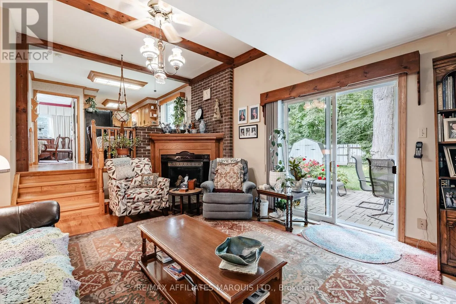 645 DUNDAS CRESCENT