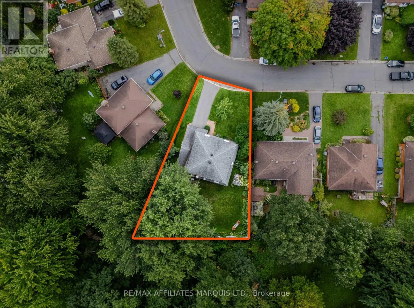 645 DUNDAS CRESCENT