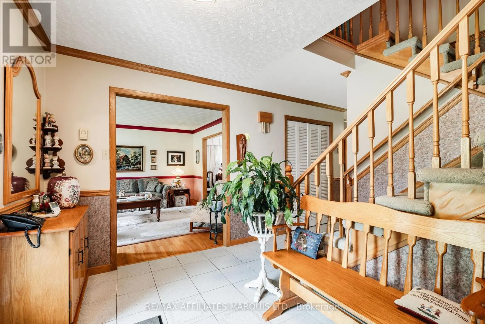 645 DUNDAS CRESCENT