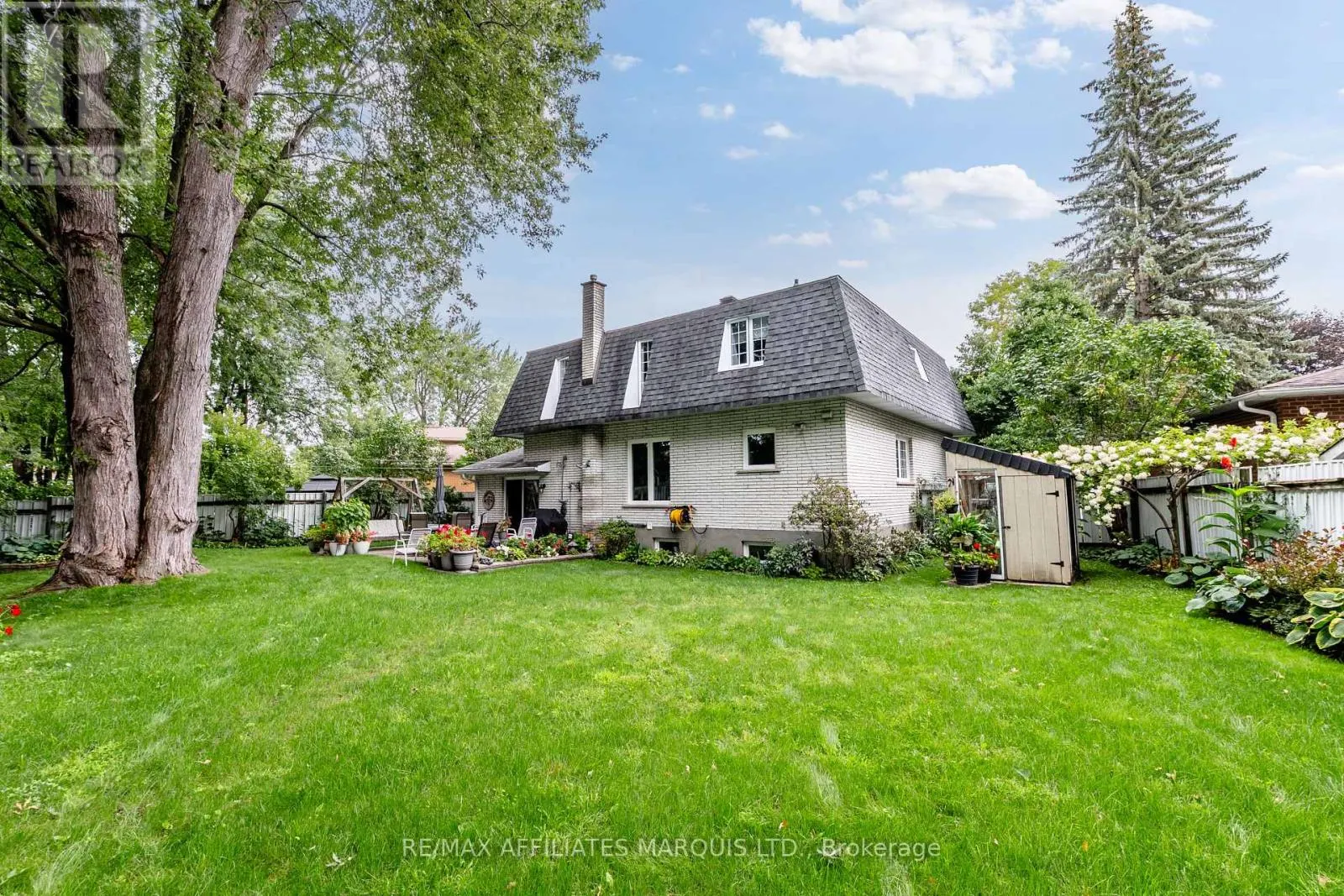 645 DUNDAS CRESCENT