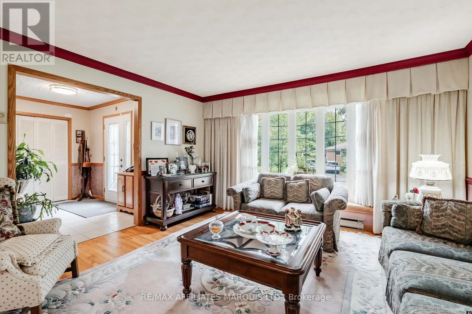 645 DUNDAS CRESCENT