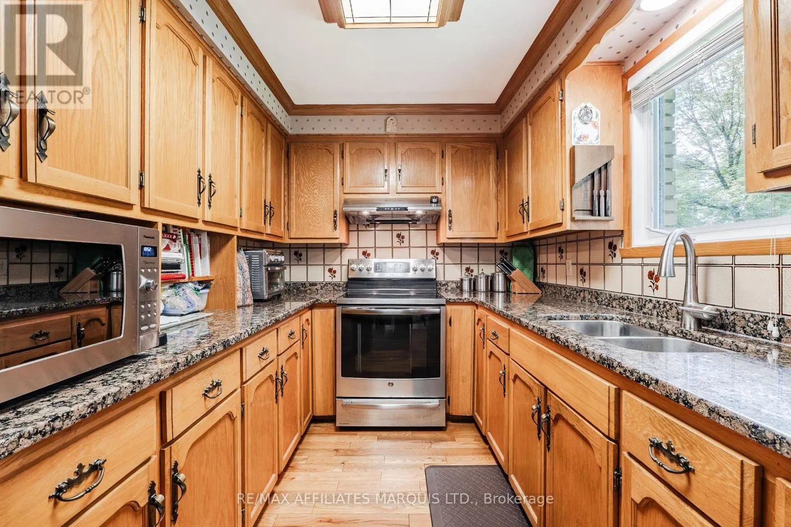 645 DUNDAS CRESCENT